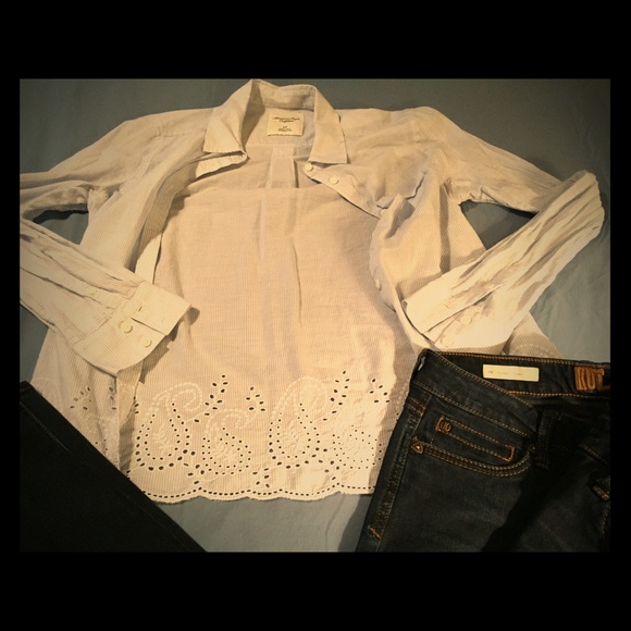 Delicate American Eagle button up!