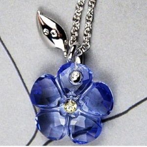 Authentic SWAROVSKI crystal pendant necklace 🌺