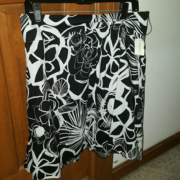 Sale Black and white skirt. New