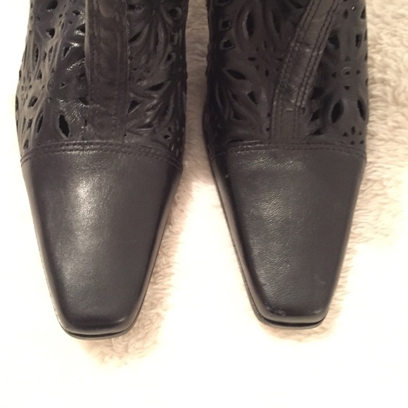 Beautiful black booties, size 8 - Picture 3 of 3