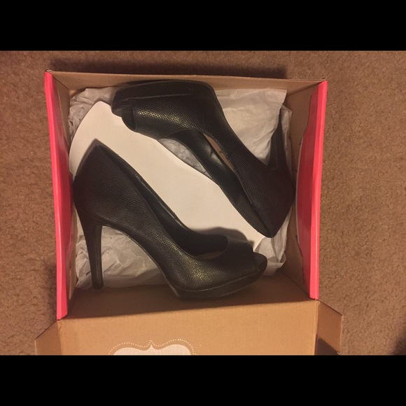 Black high heels, small platform