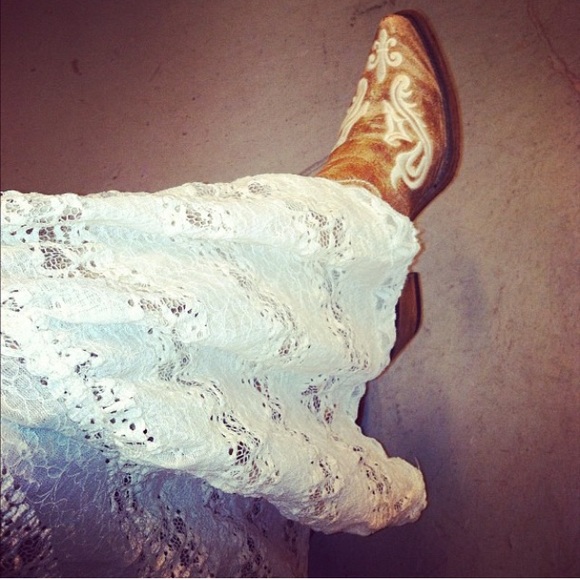 ❌SOLD❌Authentic Corral Embroidered Cowboy Boot - Picture 2 of 4