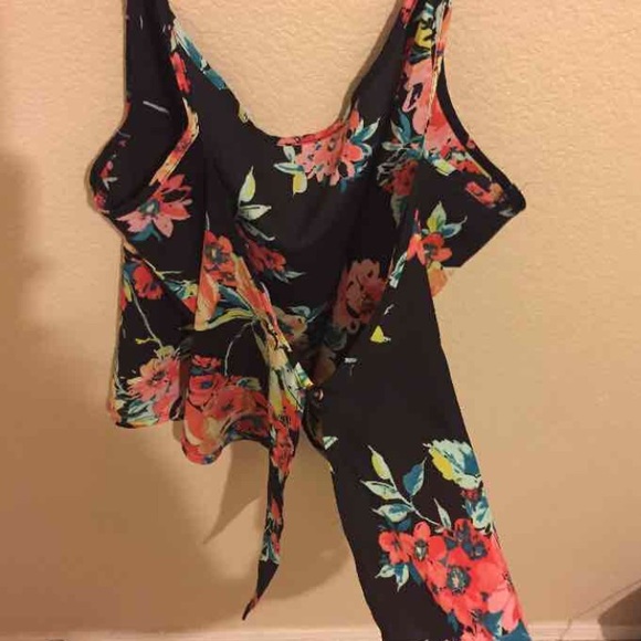 Open Backless Top - Picture 2 of 3