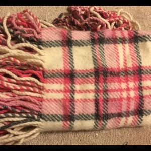 Very warm BR plaid patterns scarf with fringes.