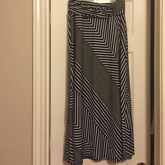 Black and white striped pattern maxi skirt - Picture 1 of 3