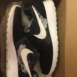 WOMENS NIKE ROSHERUN PRINT