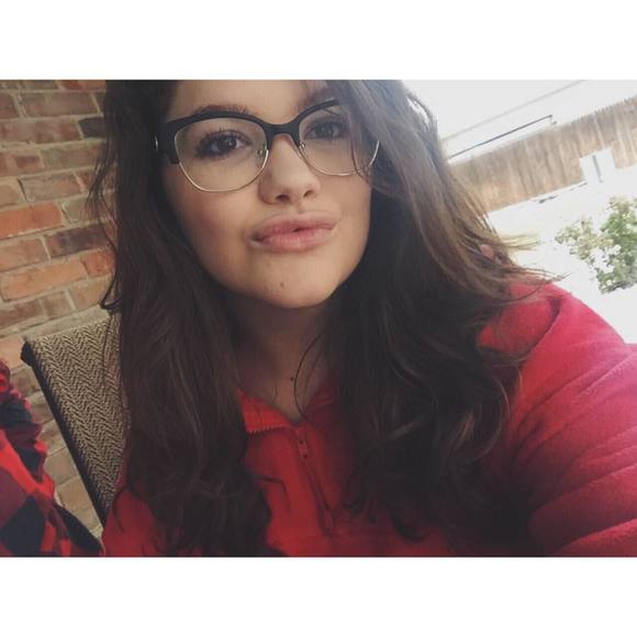 Meet your Posher, Khloe - Picture 1 of 1