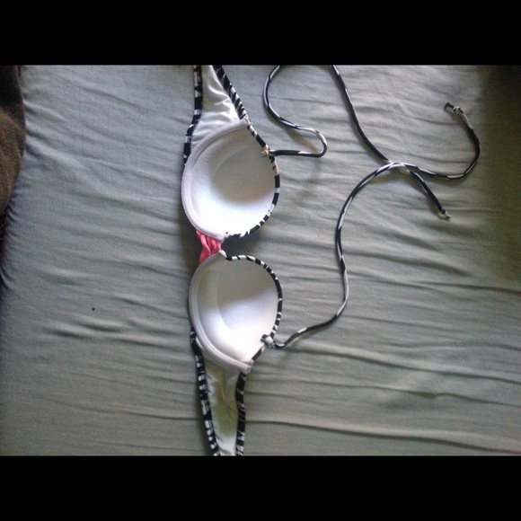 Victoria's Secret bathingsuit top - Picture 2 of 3