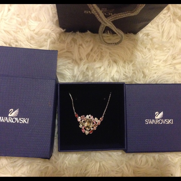 BEAUTIFUL SWAROVSKI NECKLACE
