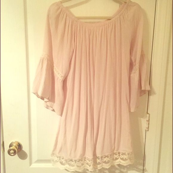 Light and loose dress in a blush/cream color