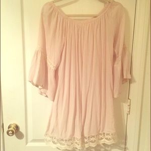 Light and loose dress in a blush/cream color