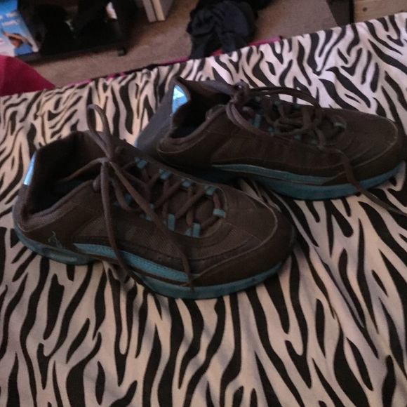 I'm selling grey and blue shoes there size 9.5