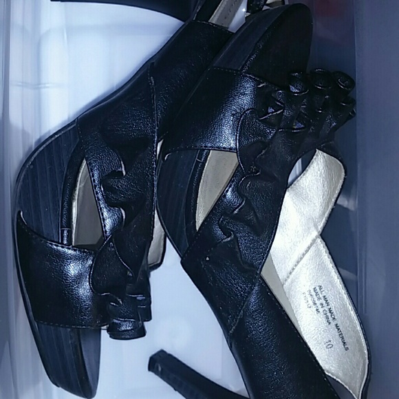 Ruffle open toe heels - Picture 2 of 3