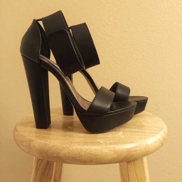 ⚡️FLASH SALE⚡️Steve Madden "Cluber" Heels