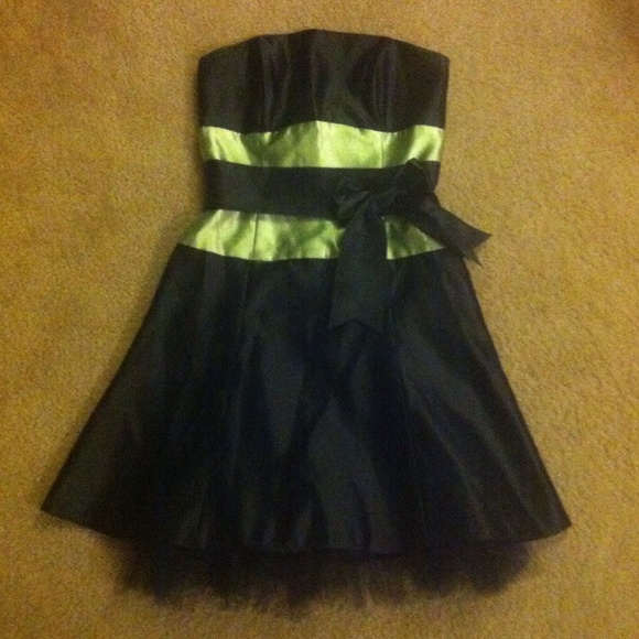 Black Dress with Green Detailing - Picture 1 of 4