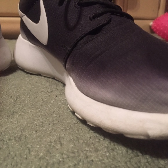 🚫SOLD🚫 Nike Roshe Run Shoes - Picture 2 of 4