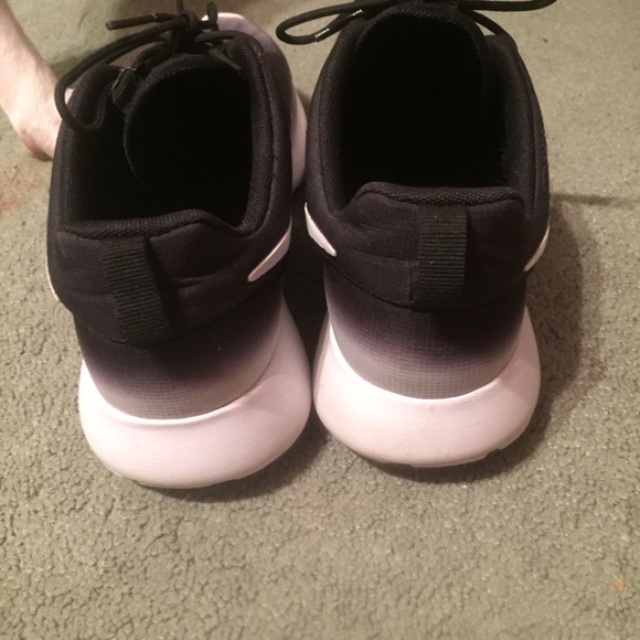 🚫SOLD🚫 Nike Roshe Run Shoes - Picture 3 of 4