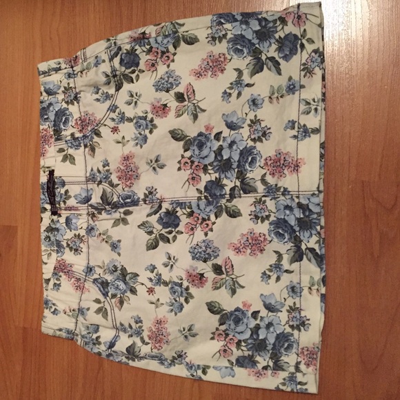 Zara floral mini skirt