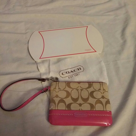 ⚡FINAL⚡ FIRM! NWOT Coach Wristlet