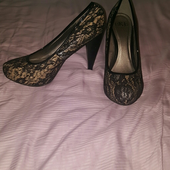 Black lace covered nude pumps - Picture 2 of 3