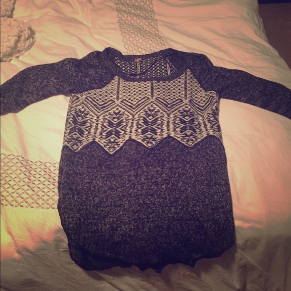 Free people sweater worn once. Perfect for holiday