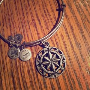 'Compas' Expandable Wire Bangle