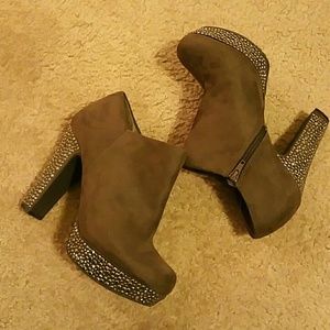 Gianni bini green suede booties