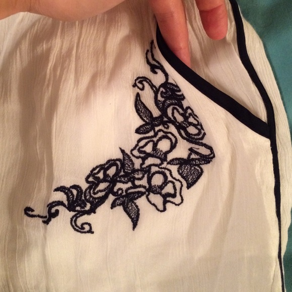 🎉HP!🎉 Embroidered shorts - Picture 2 of 4