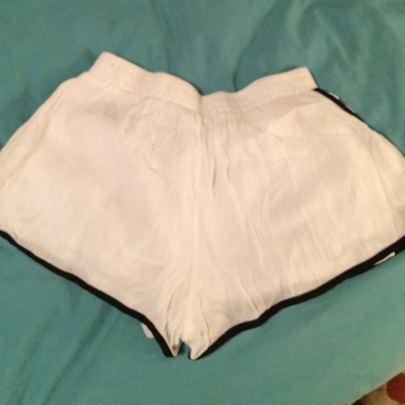 🎉HP!🎉 Embroidered shorts - Picture 3 of 4