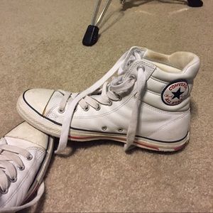 Snowflake tee and leather converse
