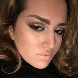 Meet your Posher, Azzie