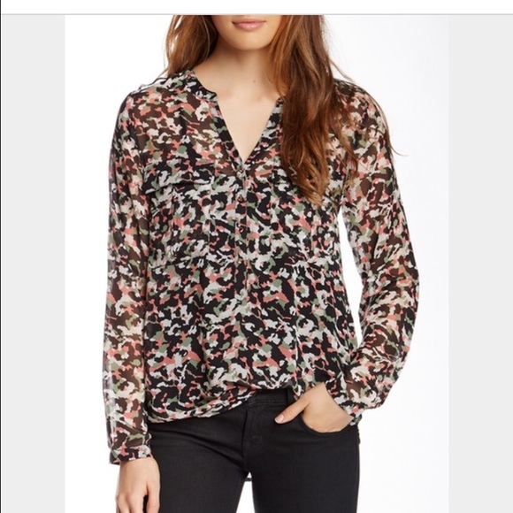 Daniel Rainn Tops - Absolutely beautiful army print blouse🎀💚
