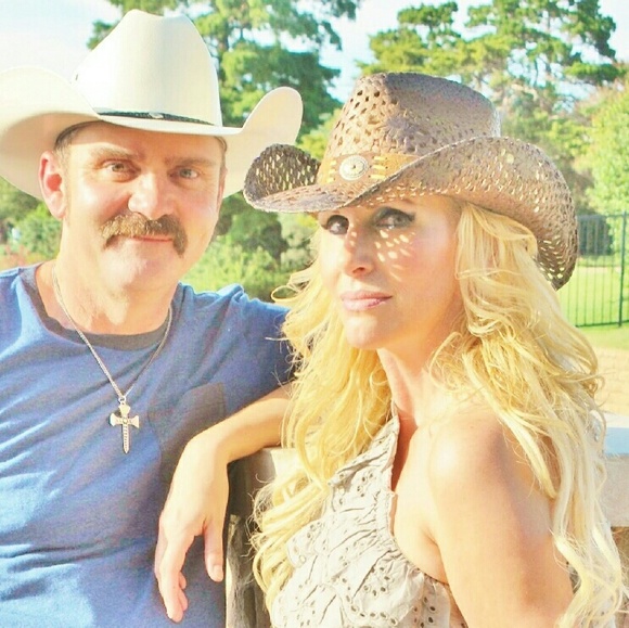 Meet your Posher, Leigh-Jay - Picture 3 of 7