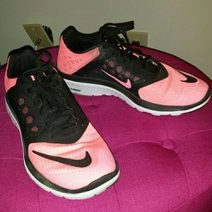 Nike FS Lite Run 3 Pink and Black