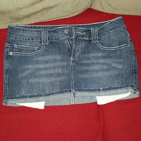 Jean skirt w lace peekaboo pockets