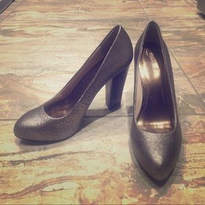 *SPRING SALE* Gold Metallic Calvin Klein Pumps