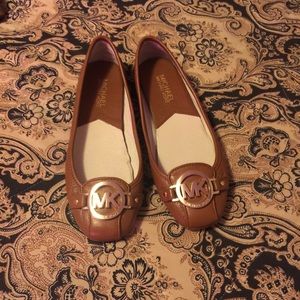 Michael kors flats reposhing these beauties
