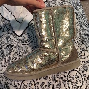 size 8.5 silver sparkly uggs