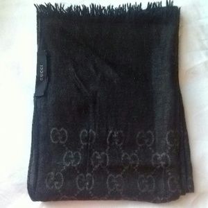 Gucci scarf 70% wool 30% silk