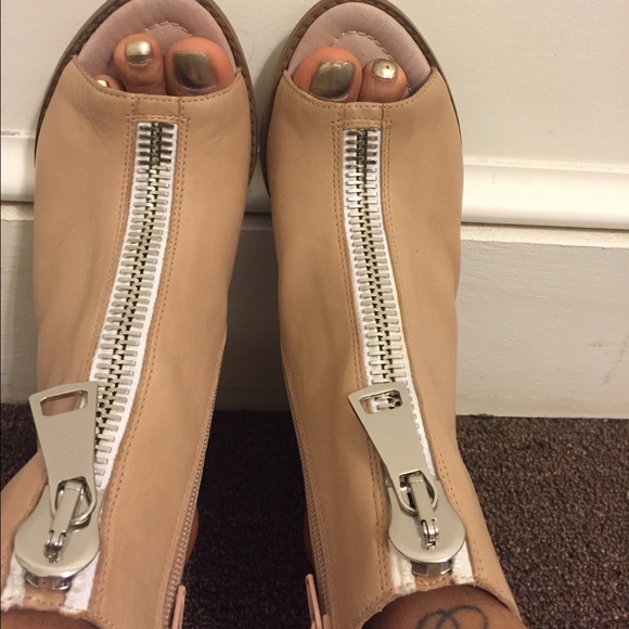 Sandal shoes