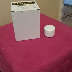 Small cosmetic container
