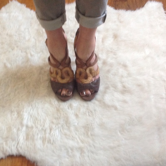 Bebe strappy tan open toe  heels - Picture 4 of 4