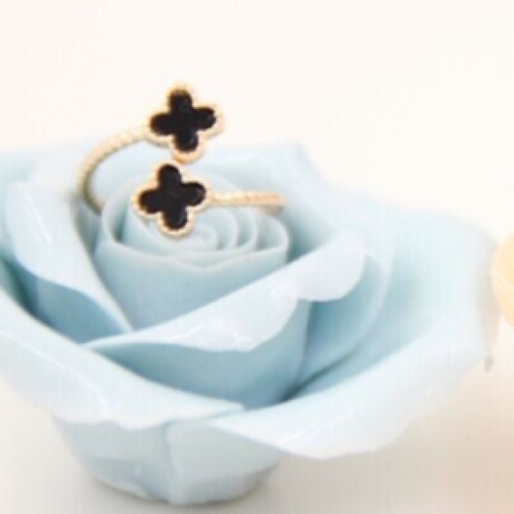 ✨FLASH SALE✨ Black Four Leaf Clover Ring - Picture 2 of 2