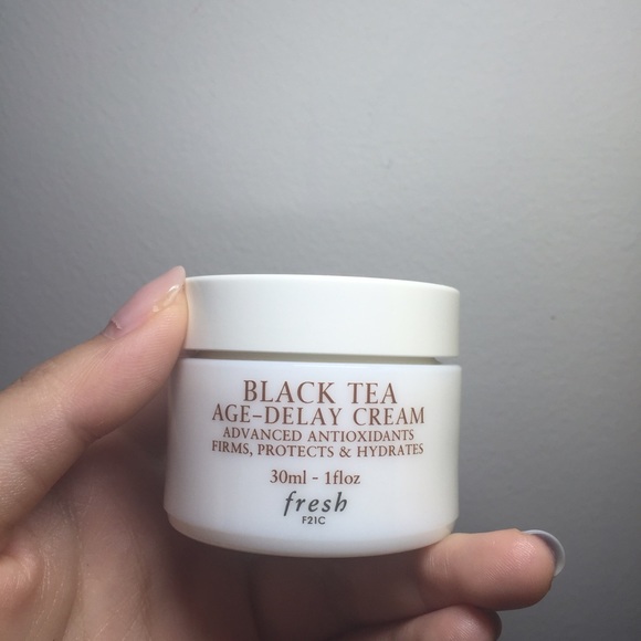 Fresh black tea age delay cream