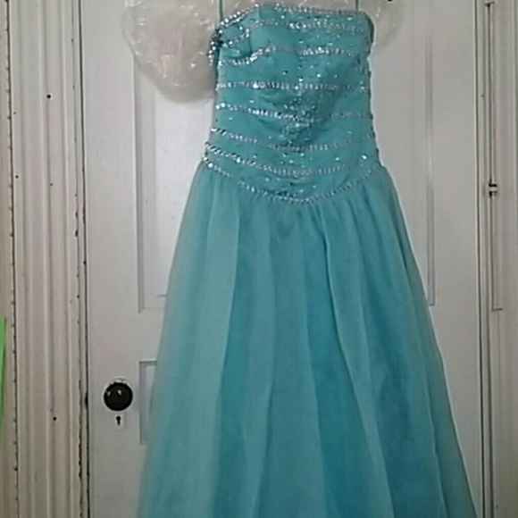 Prom dress - Picture 3 of 3