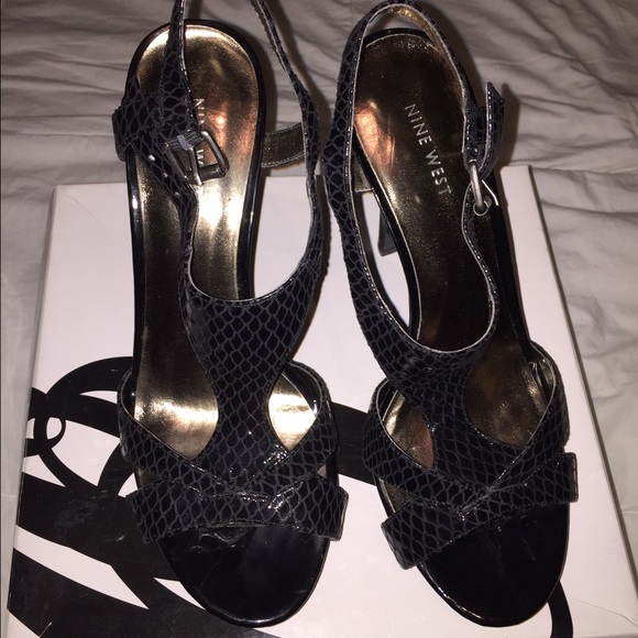 💰PRICE DROP💰 Nine West Snake Skin Texture Pumps