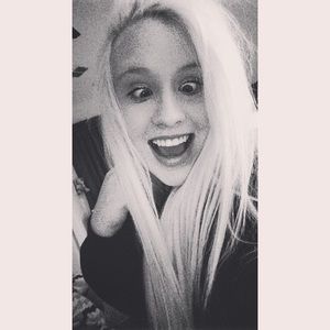 Meet your Posher, Caitlin