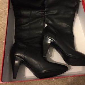 🔴 SOLD🔴. Guess Leather Boots. Size 6