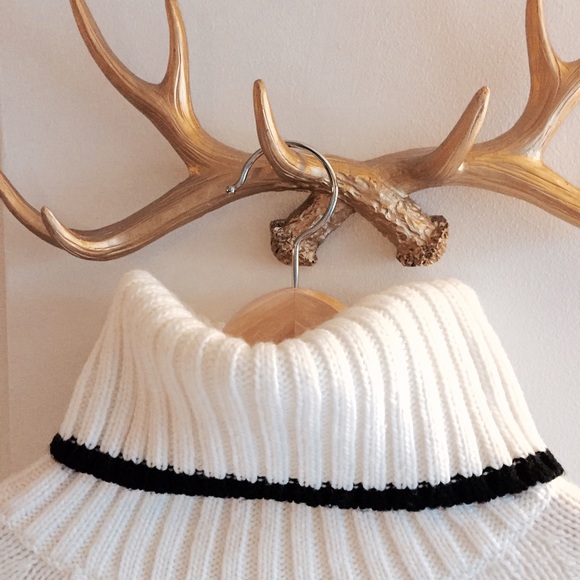 Uniqlo Turtleneck Sweater - Picture 2 of 4