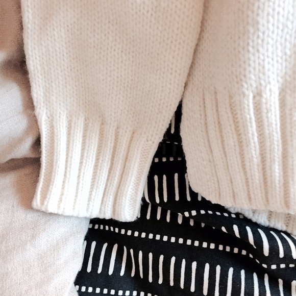 Uniqlo Turtleneck Sweater - Picture 3 of 4